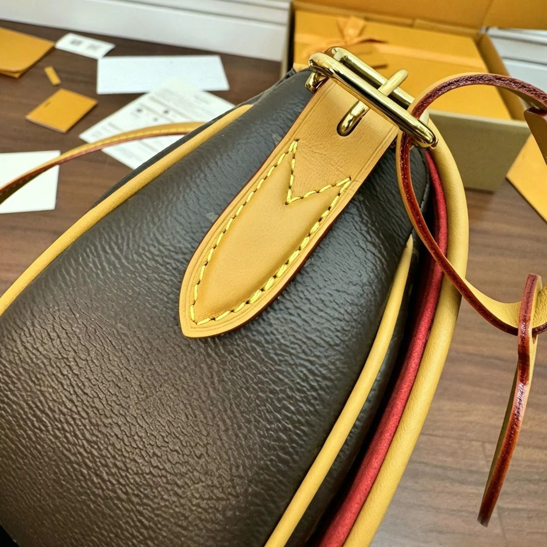 กระเป๋าสะพายข้างทรงกระบอกผ้าแค - Tote Bag Leather Monogram บทวิจารณ์และราคา